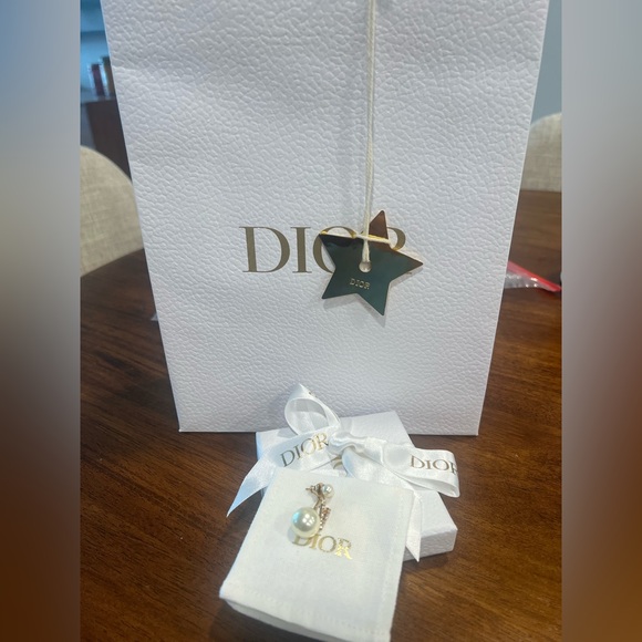 Dior My ABCDior Tribales Earring  Letter V - Picture 1 of 10